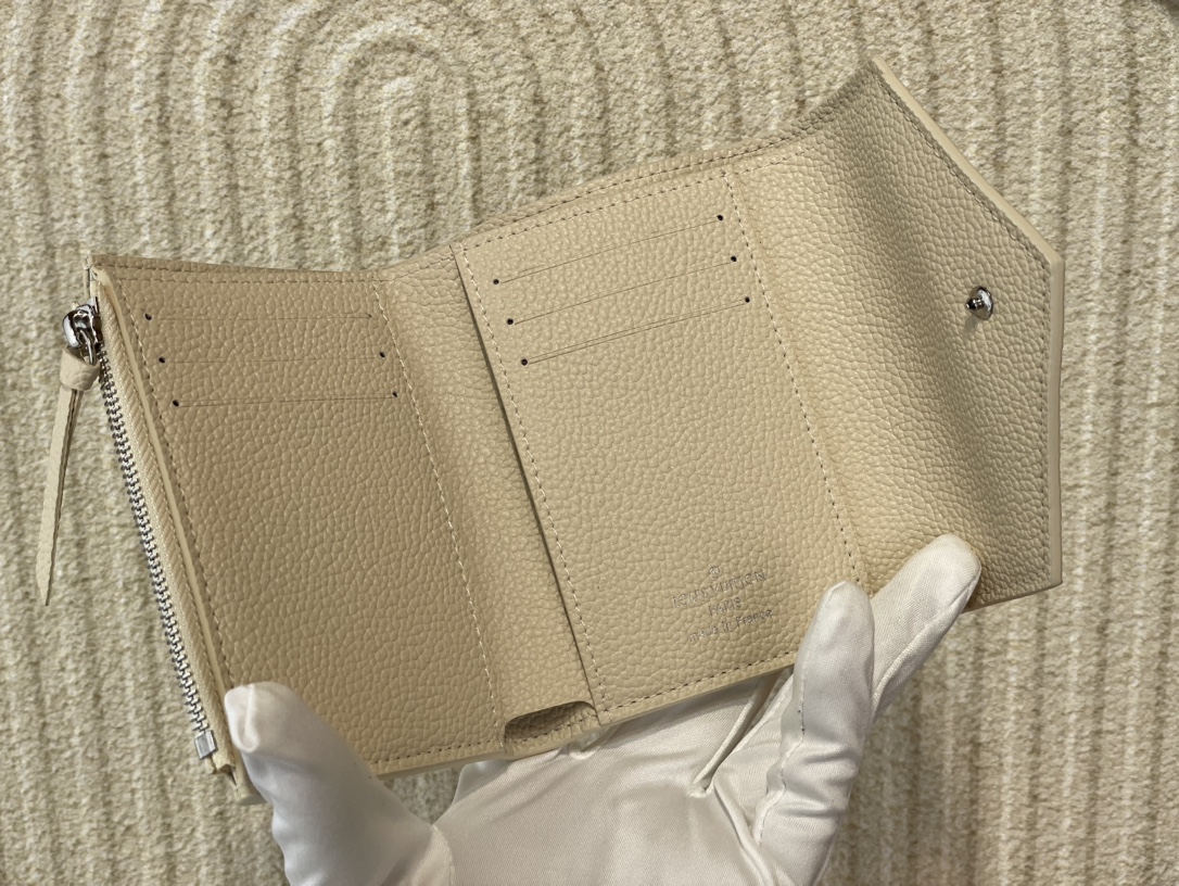  Louis Vuitton  LV Ski Wallet Collection Beige Metal
