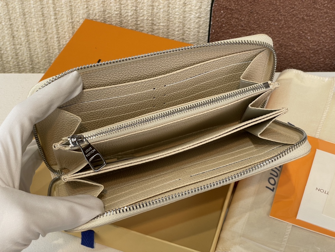  Louis Vuitton  LV Ski Wallet Collection Beige Metal