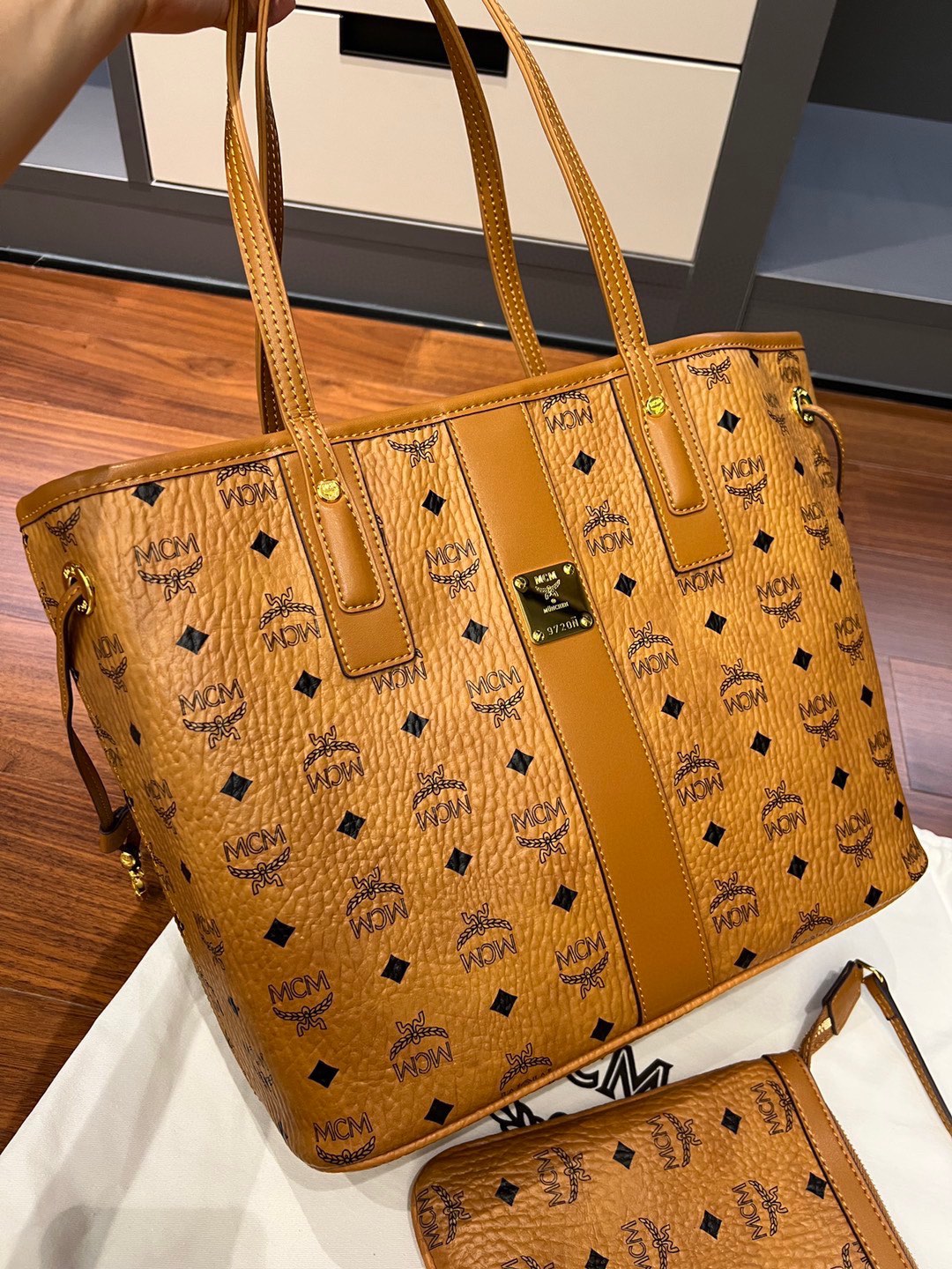  MCM Medium Reversible Liz Shopper in Visetos Cognac