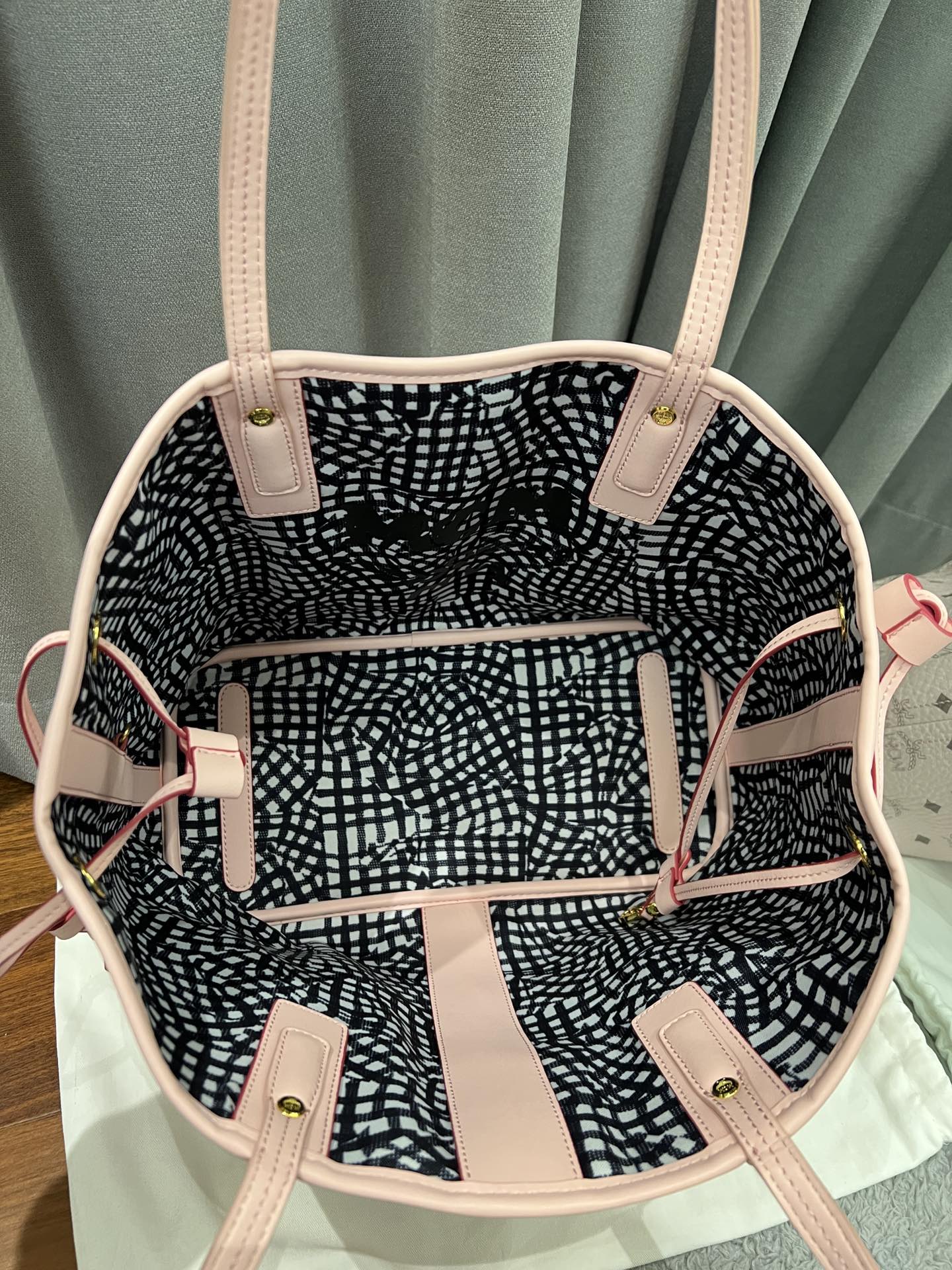  MCM Medium Reversible Liz Shopper in Visetos Pink