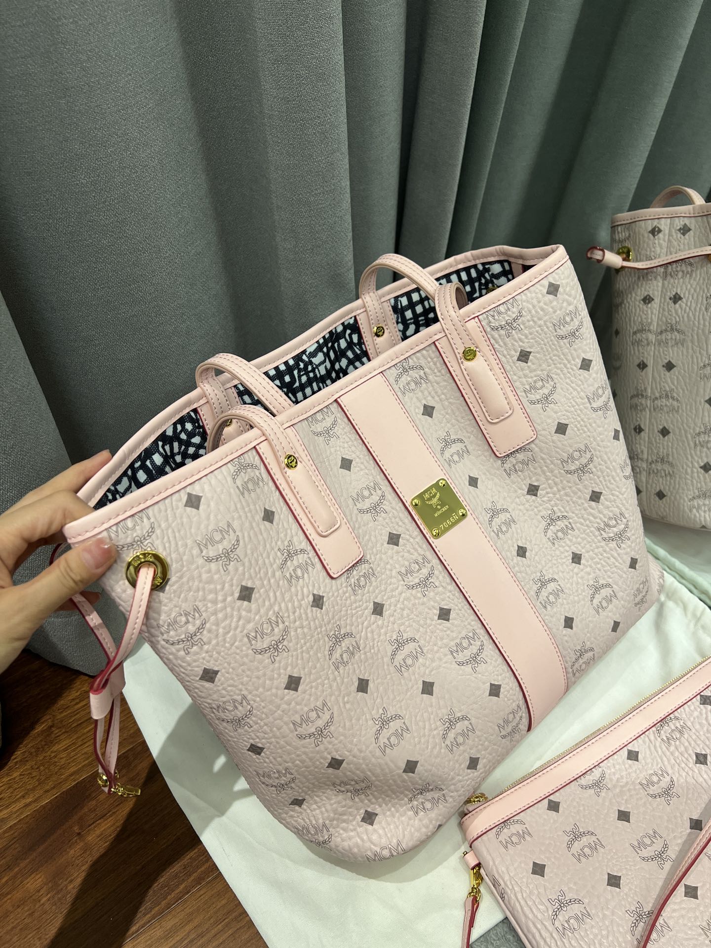  MCM Medium Reversible Liz Shopper in Visetos Pink