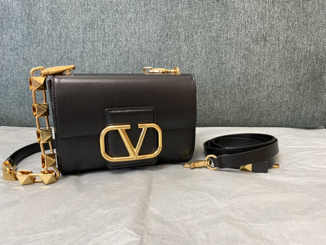 2021 Popular Valentino Garavani Stud Sign Shoulder Bag in Grainy Calfskin with metal VLogo Signature Black Copy