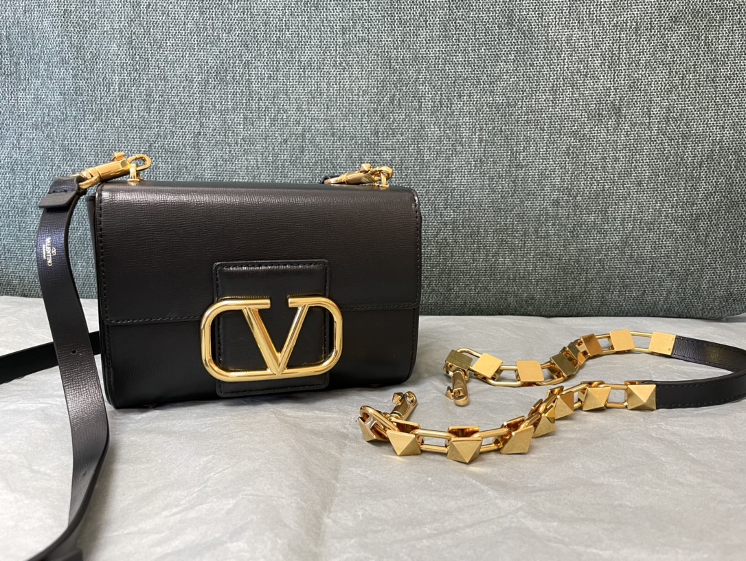 2021 Popular Valentino Garavani Stud Sign Shoulder Bag in Grainy Calfskin with metal VLogo Signature Black Copy