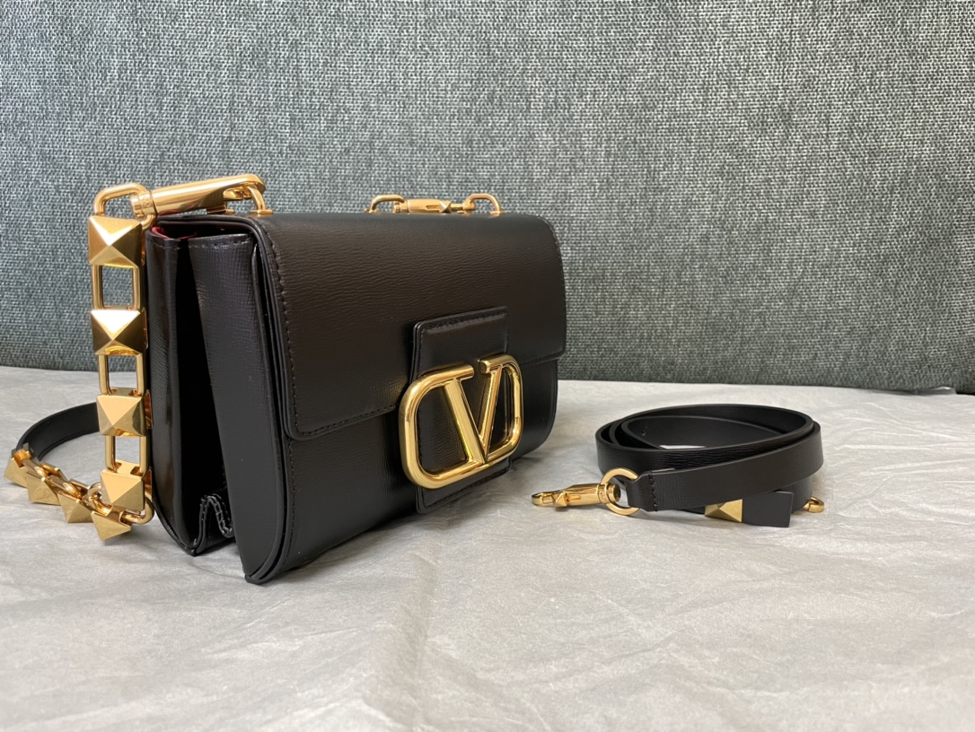 2021 Popular Valentino Garavani Stud Sign Shoulder Bag in Grainy Calfskin with metal VLogo Signature Black Copy