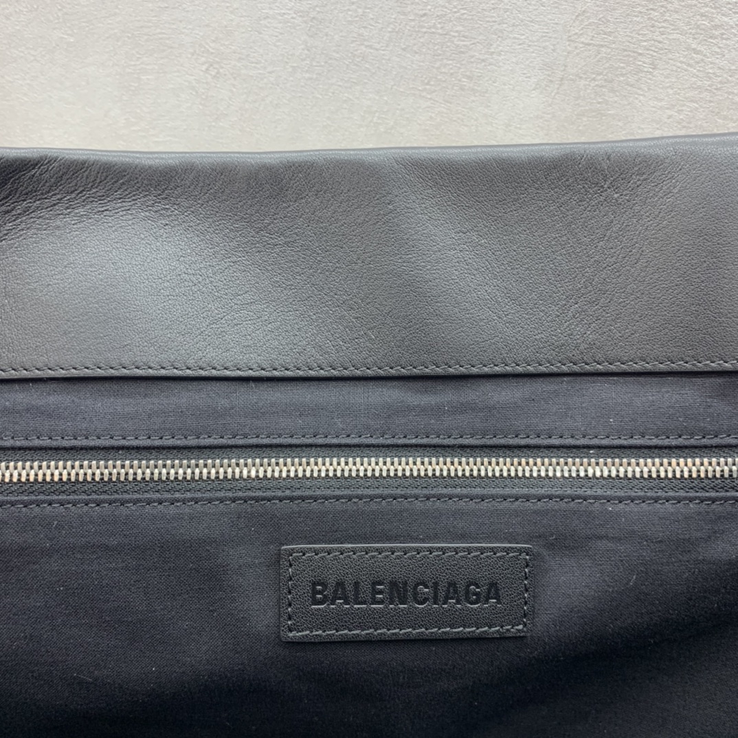 Balenciage Cities Paris Jumbo Large Tote Bag in beige and black cotton canvas and calfskin