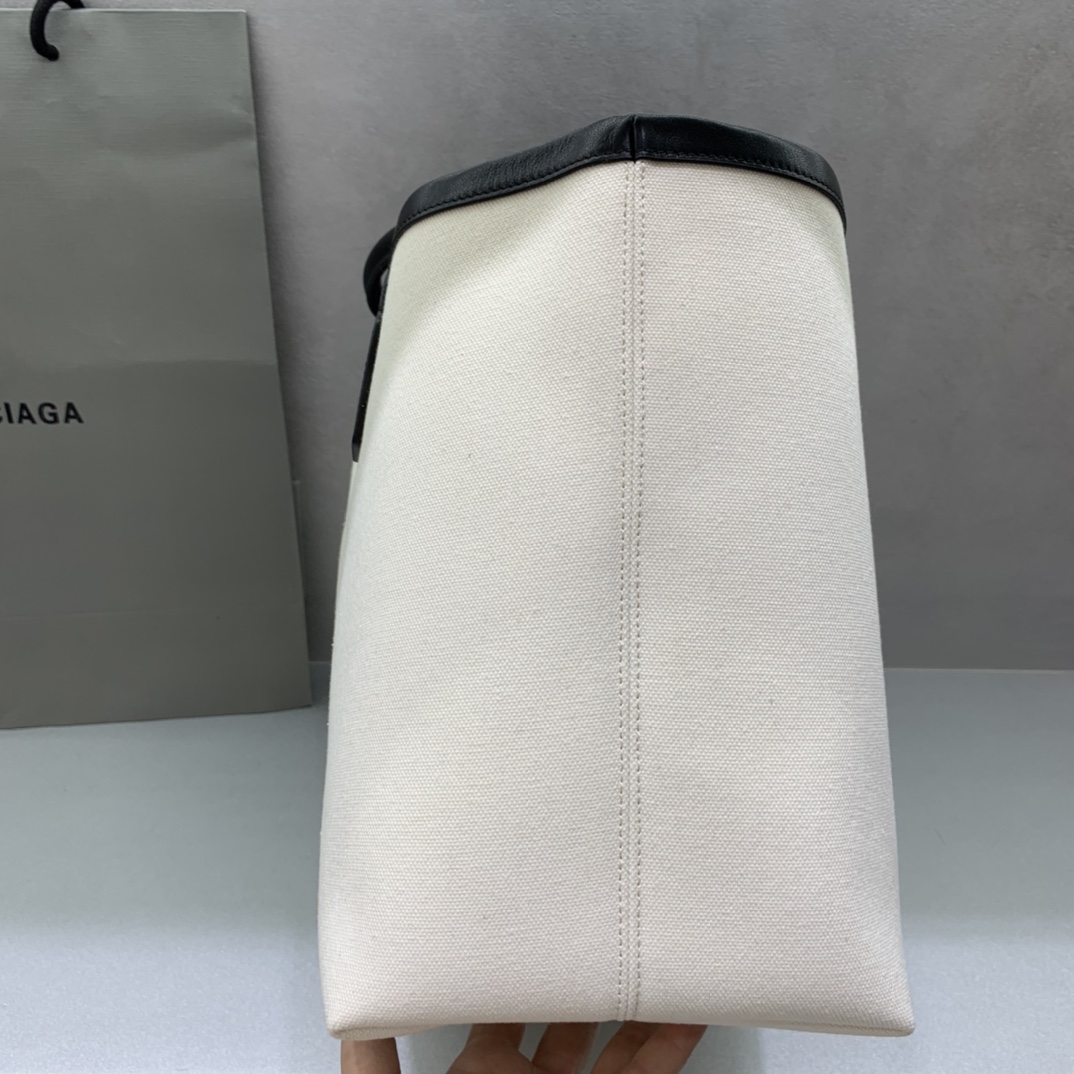 Balenciage Cities Paris Jumbo Large Tote Bag in beige and black cotton canvas and calfskin