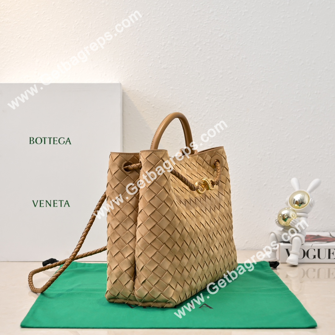 Bottega Veneta 32cm Andiamo Top handle bag in supple Intrecciato Deerskin Caramel