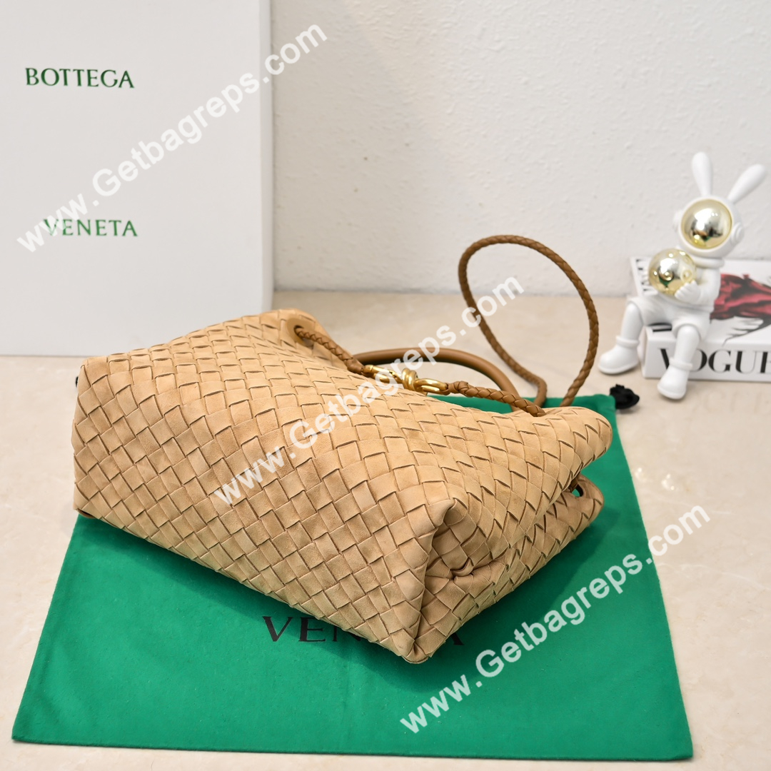 Bottega Veneta 32cm Andiamo Top handle bag in supple Intrecciato Deerskin Caramel