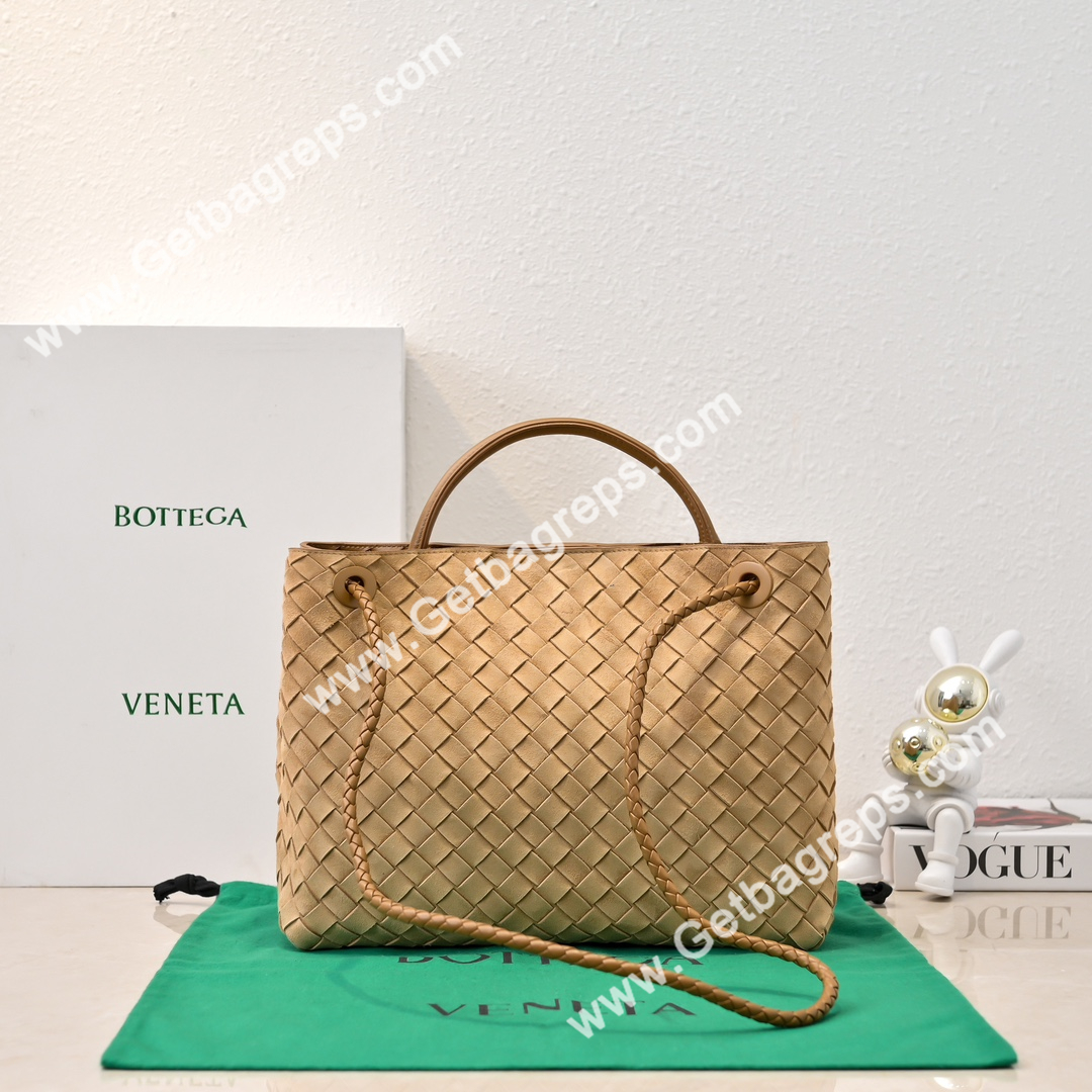 Bottega Veneta 32cm Andiamo Top handle bag in supple Intrecciato Deerskin Caramel