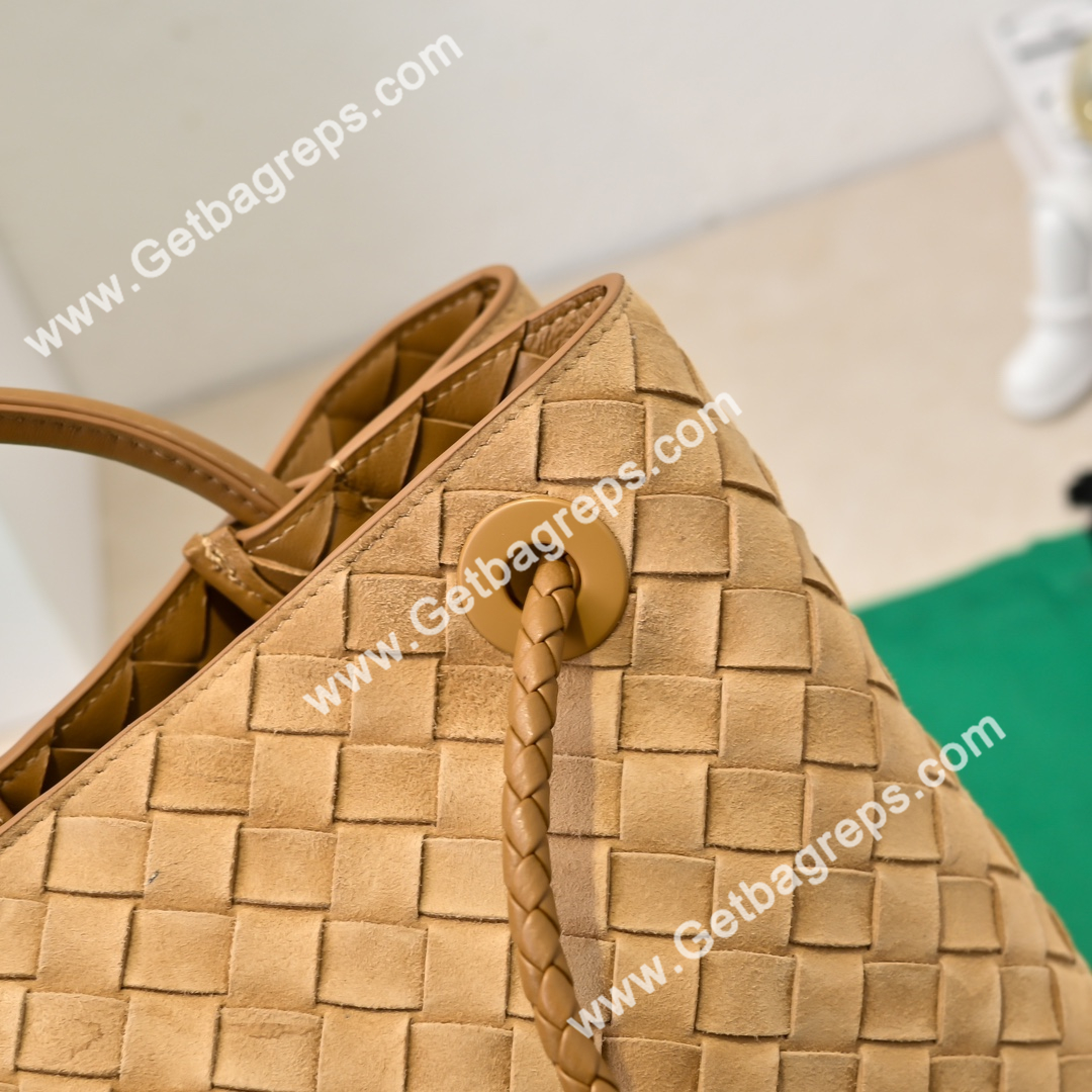 Bottega Veneta 32cm Andiamo Top handle bag in supple Intrecciato Deerskin Caramel