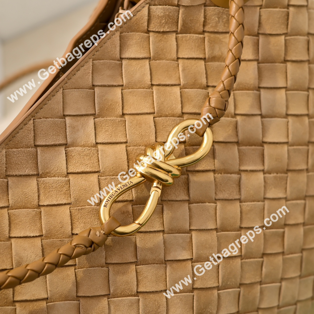 Bottega Veneta 32cm Andiamo Top handle bag in supple Intrecciato Deerskin Caramel
