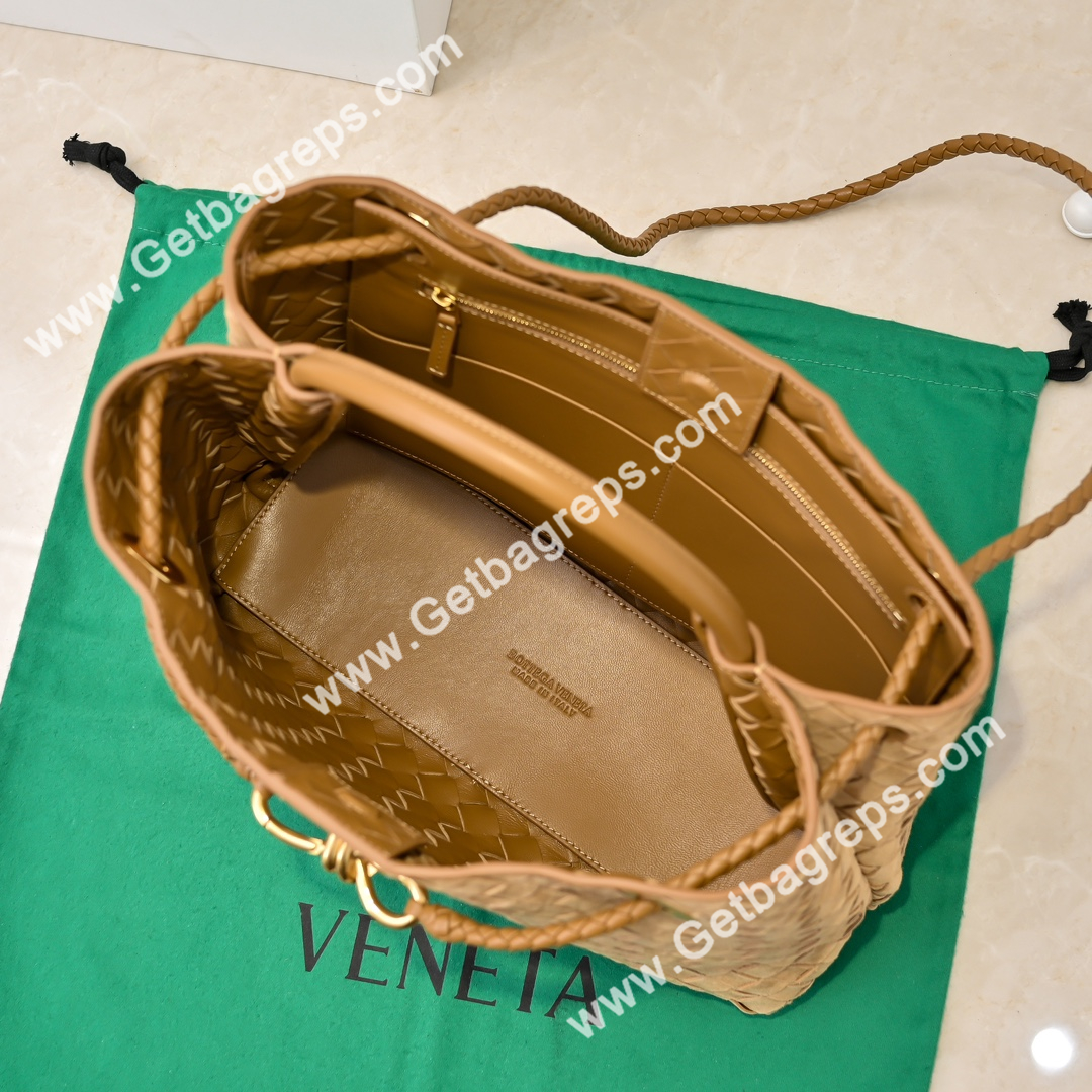 Bottega Veneta 32cm Andiamo Top handle bag in supple Intrecciato Deerskin Caramel