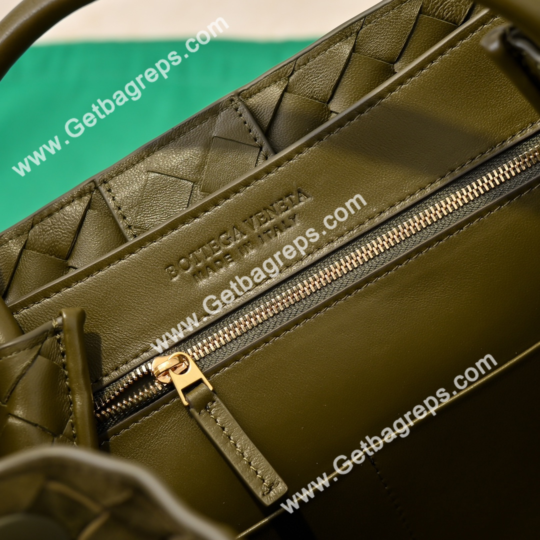 Bottega Veneta 32cm Andiamo Top handle bag in supple Intrecciato Deerskin Green
