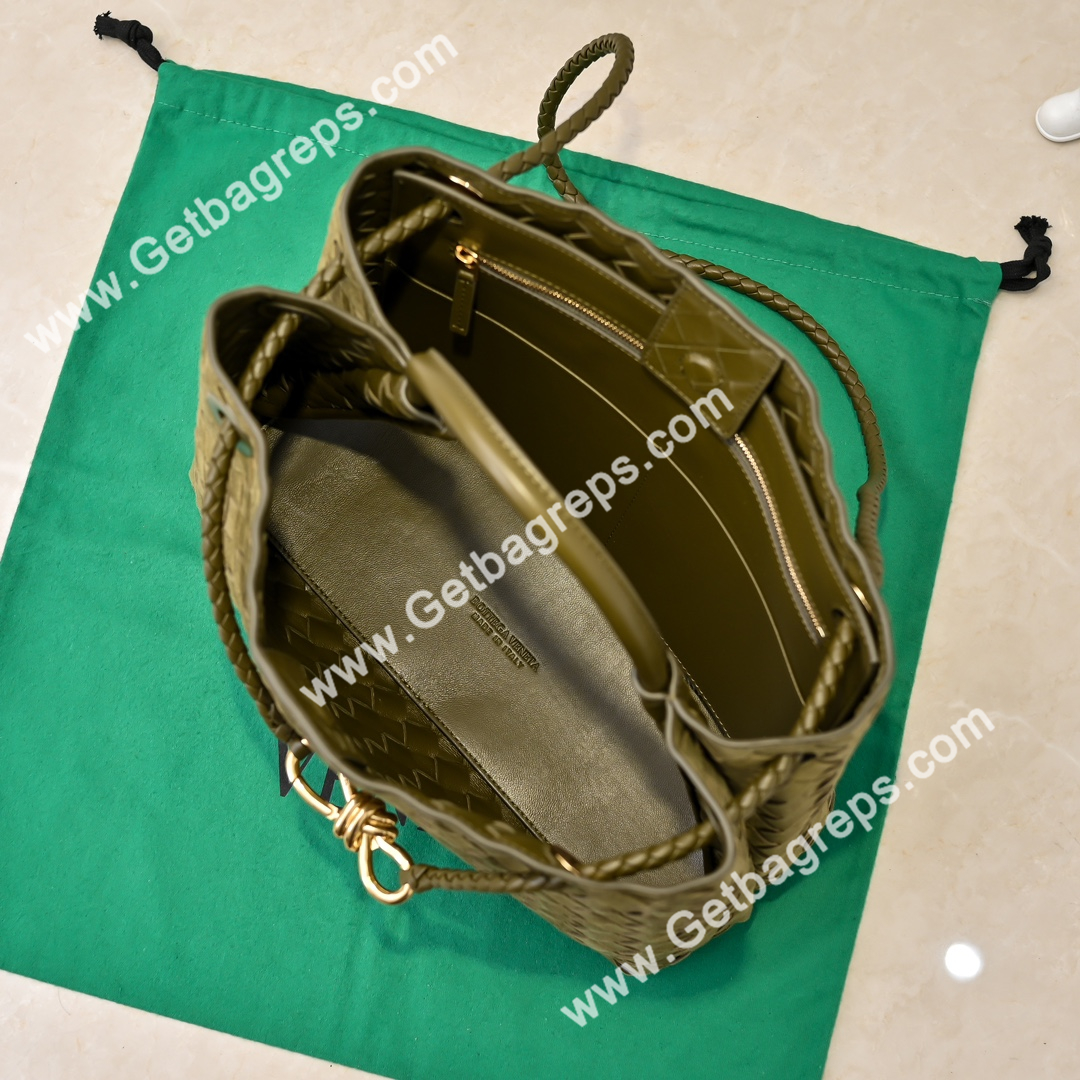 Bottega Veneta 32cm Andiamo Top handle bag in supple Intrecciato Deerskin Green