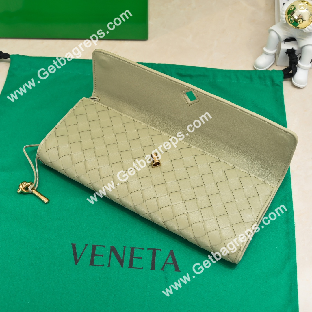 Bottega Veneta Andiamo Clutch Top Handle Clutch in in Supple Intrecciato Leather Grass Green