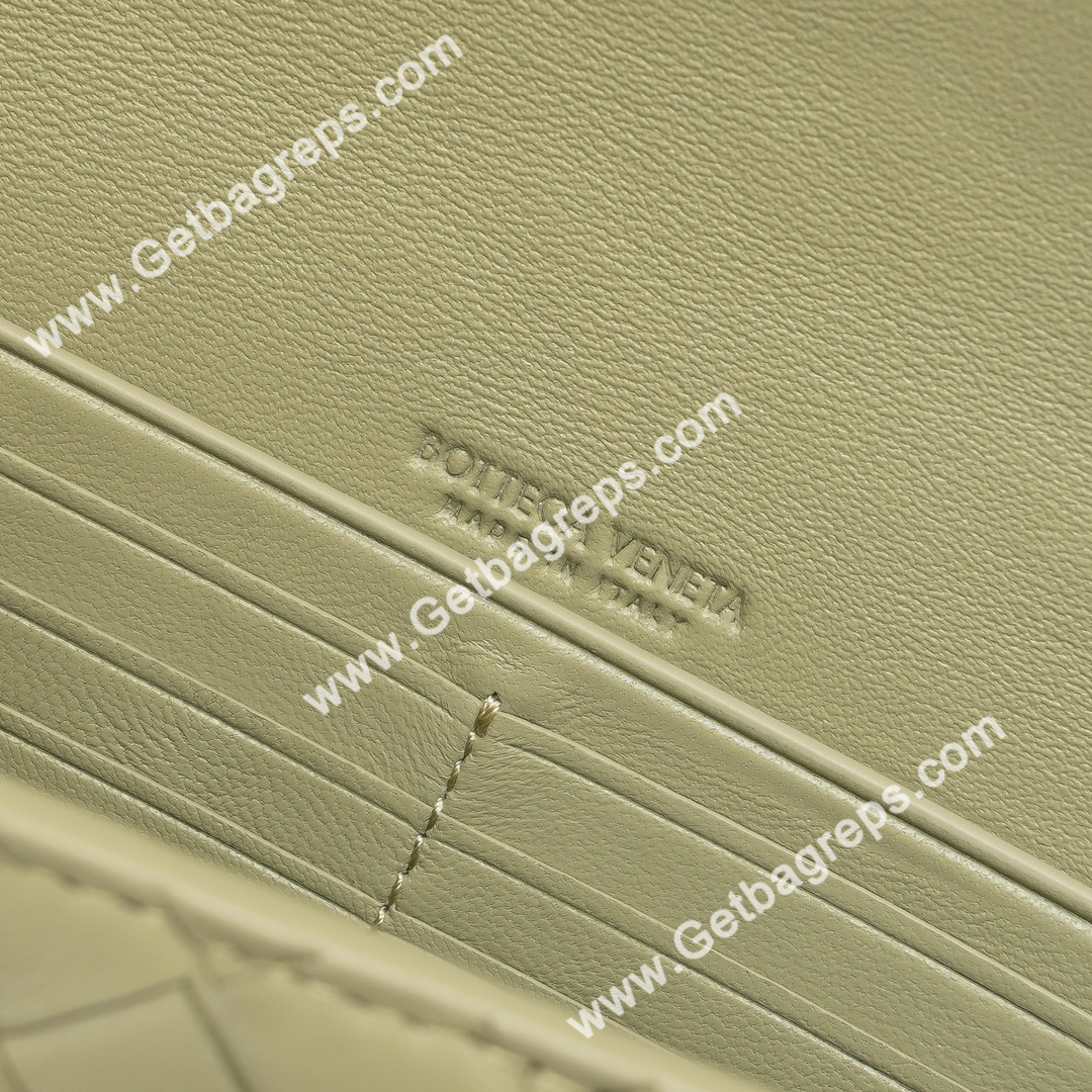 Bottega Veneta Andiamo Clutch Top Handle Clutch in in Supple Intrecciato Leather Grass Green