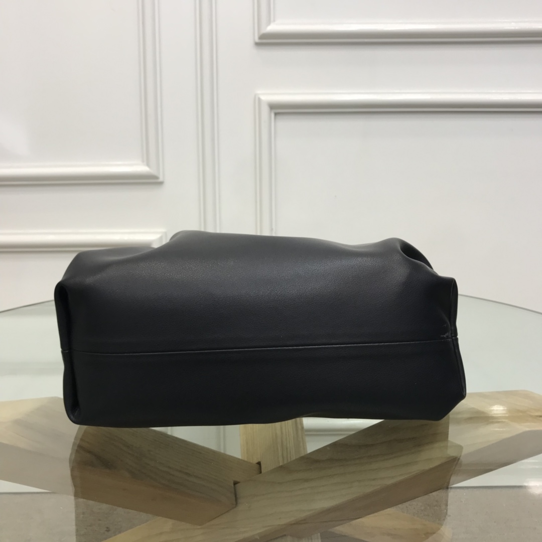 Bottega Veneta Chain Pouch Leather Clutch With Chain Black