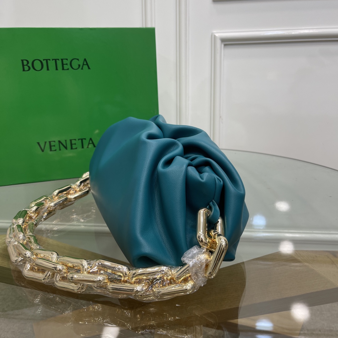 Bottega Veneta Chain Pouch Leather Clutch With Chain Duck Green