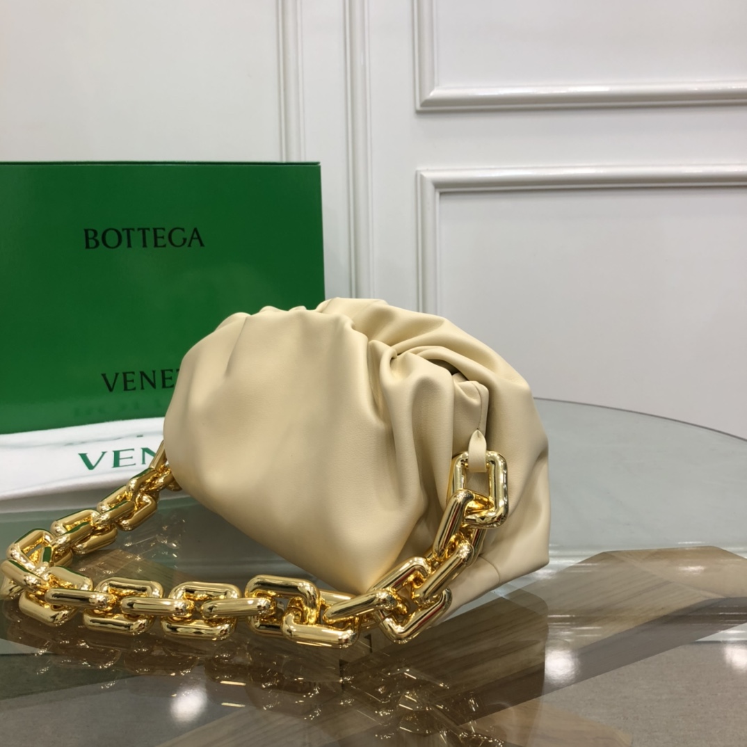 Bottega Veneta Chain Pouch Leather Clutch With Chain Oatmeal