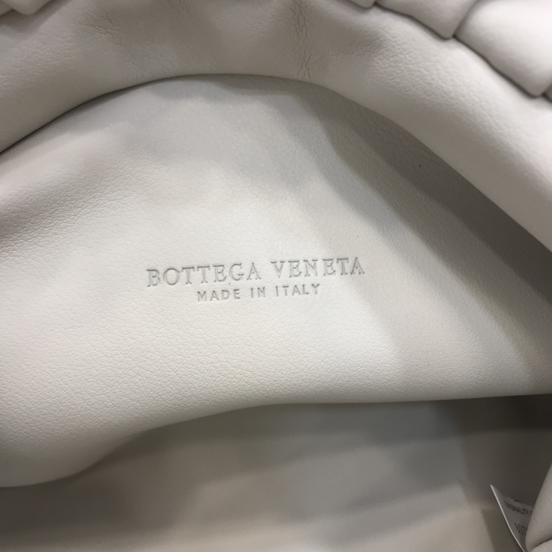 Bottega Veneta Chain Pouch Leather Clutch With Chain White