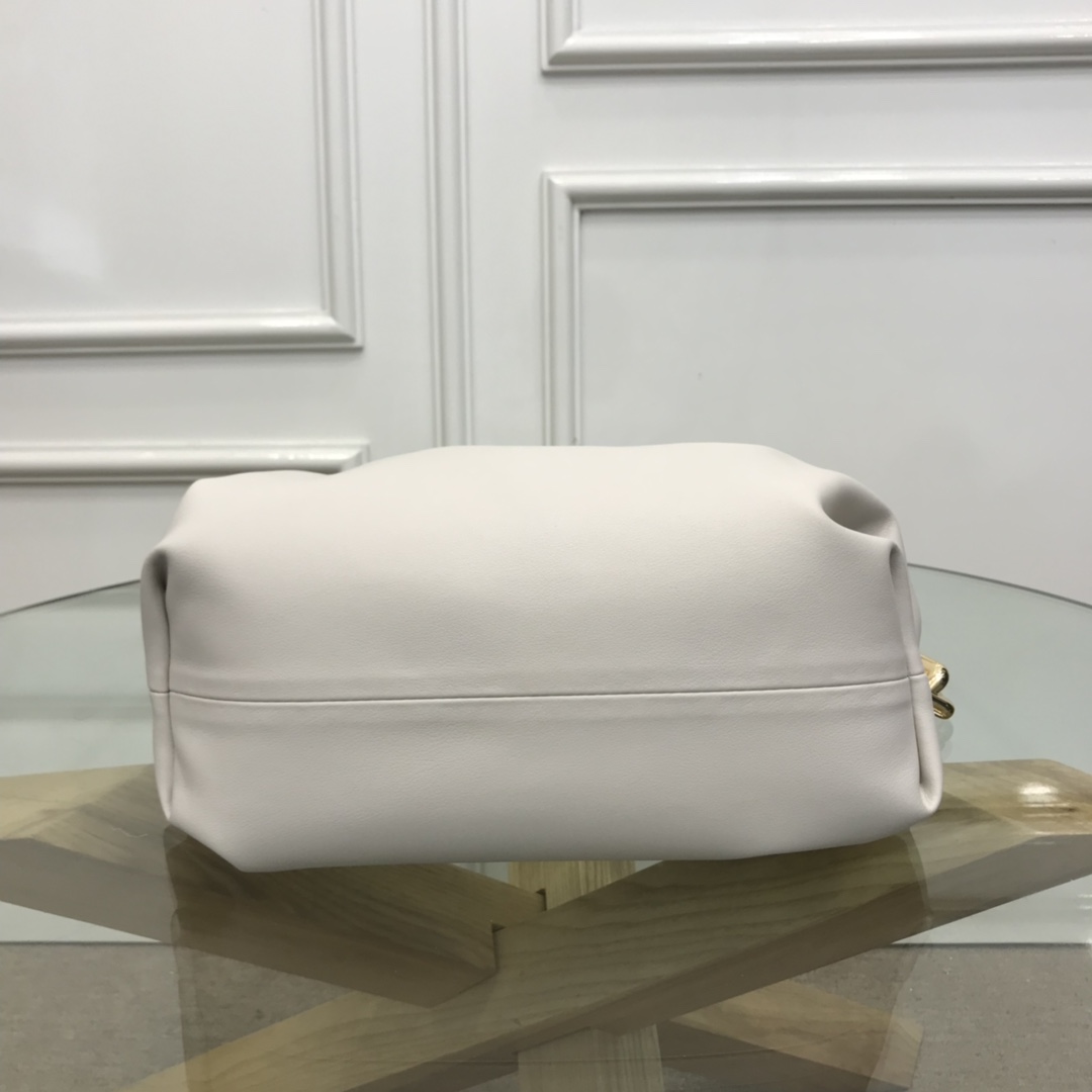 Bottega Veneta Chain Pouch Leather Clutch With Chain White