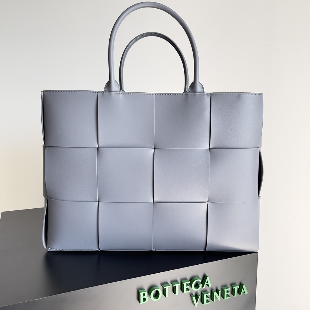 Bottega Veneta Large Arco Tote Bag Lavender