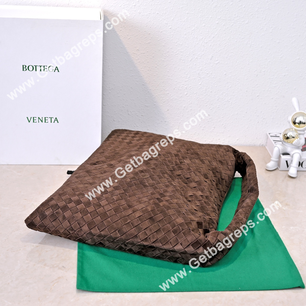 Bottega Veneta Large Hop Shoulder Bag with Intrecciato Craftsmanship in Smooth Suede 54cm Brown