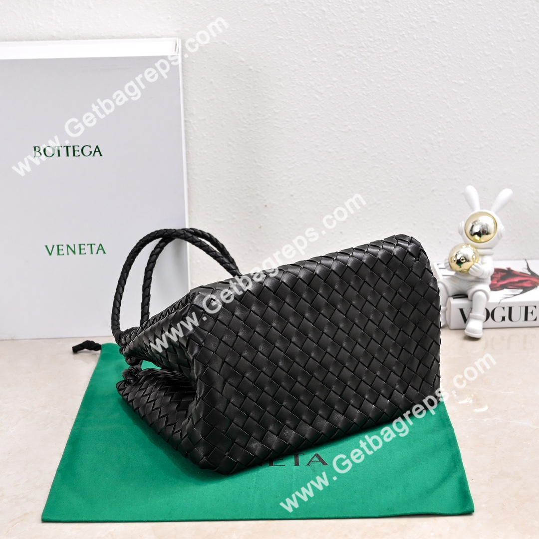 Bottega Veneta Large Parachute Shoulder bag in supple Intrecciato Leather Black