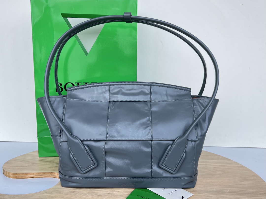 Bottega Veneta Medium Arco Tote bag Oil Wax Peel Grey