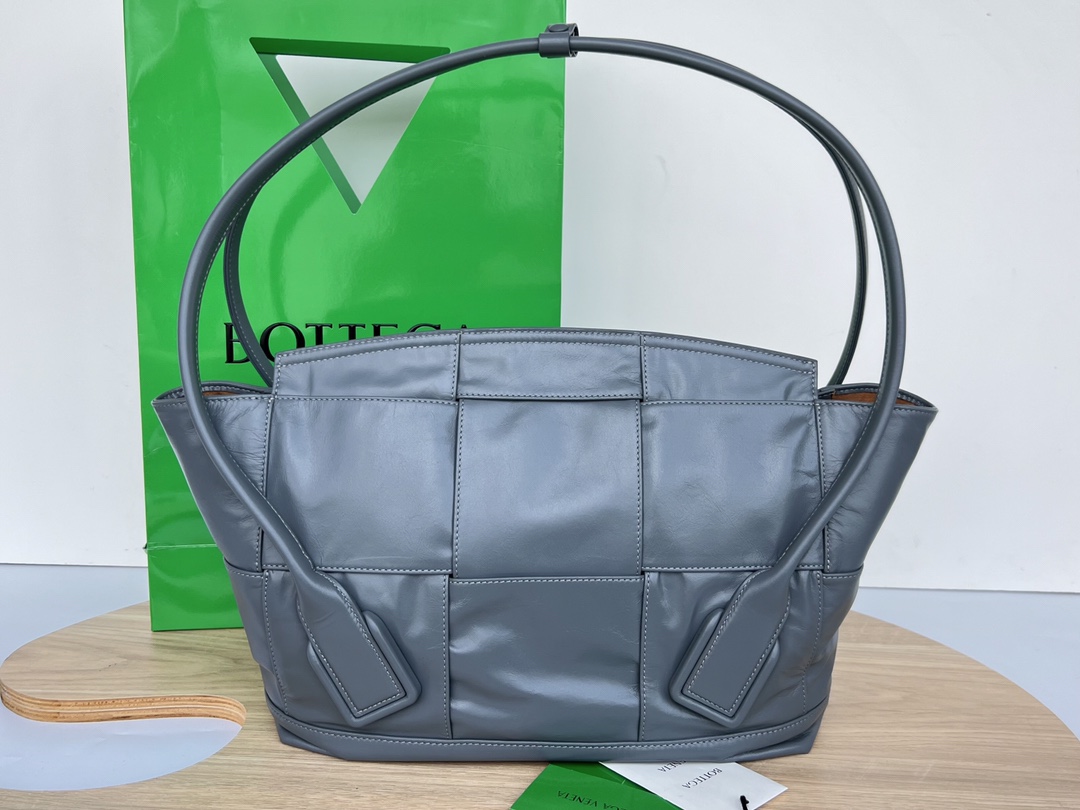 Bottega Veneta Medium Arco Tote bag Oil Wax Peel Grey