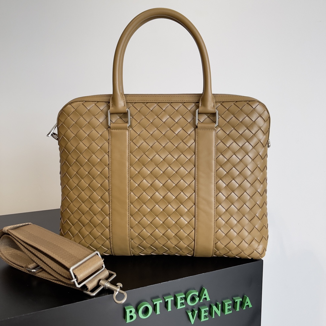 Bottega Veneta Men Small Classic Intrecciato Briefcase Beige