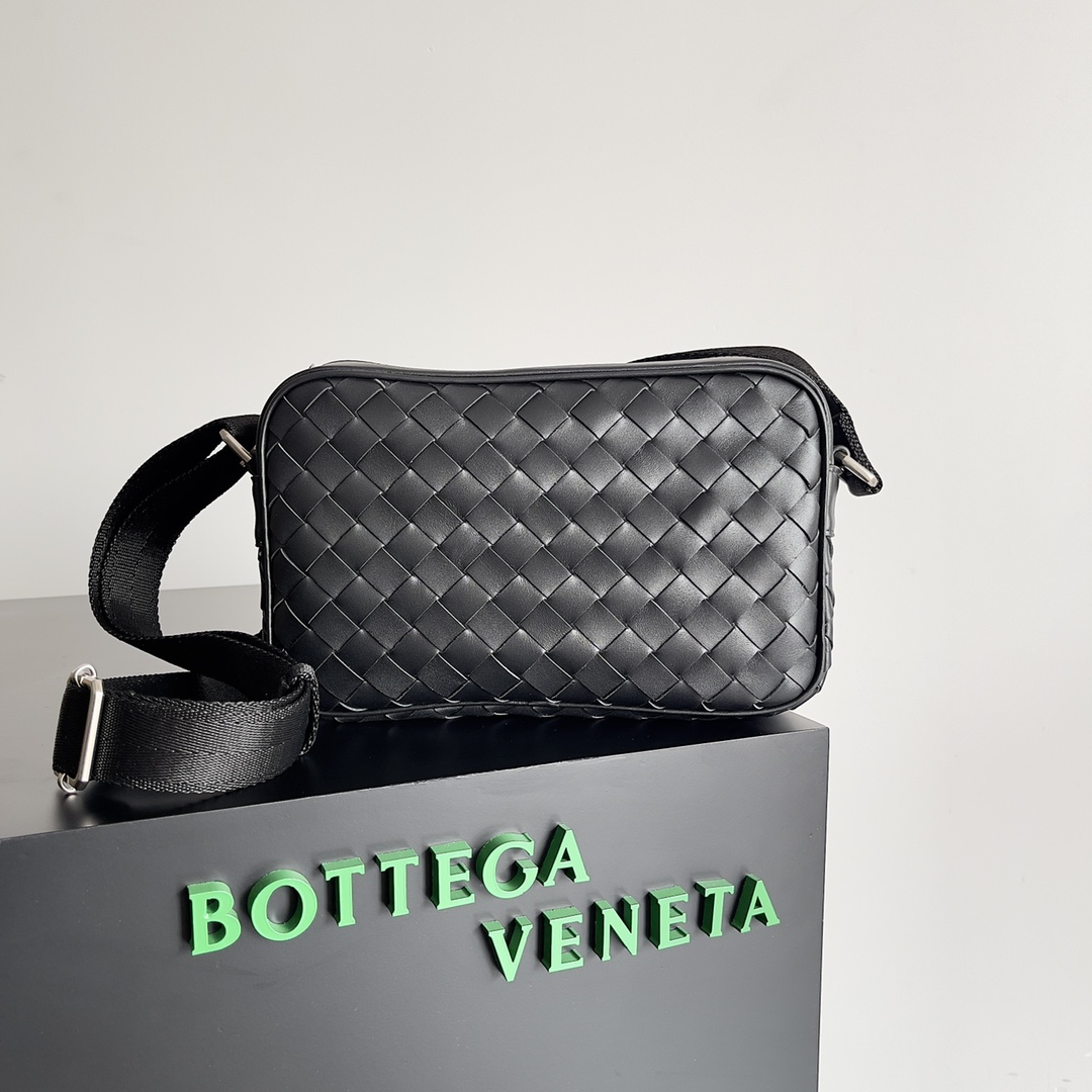 Bottega Veneta Men Small Classic Intrecciato Camera Bag Black