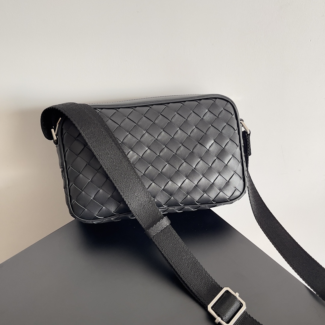 Bottega Veneta Men Small Classic Intrecciato Camera Bag Black