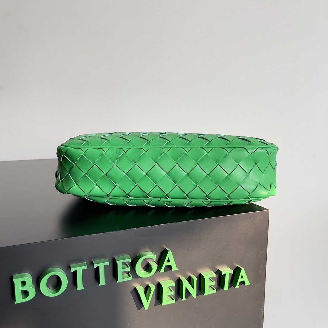 Bottega Veneta Men Small Classic Intrecciato Camera Bag Green