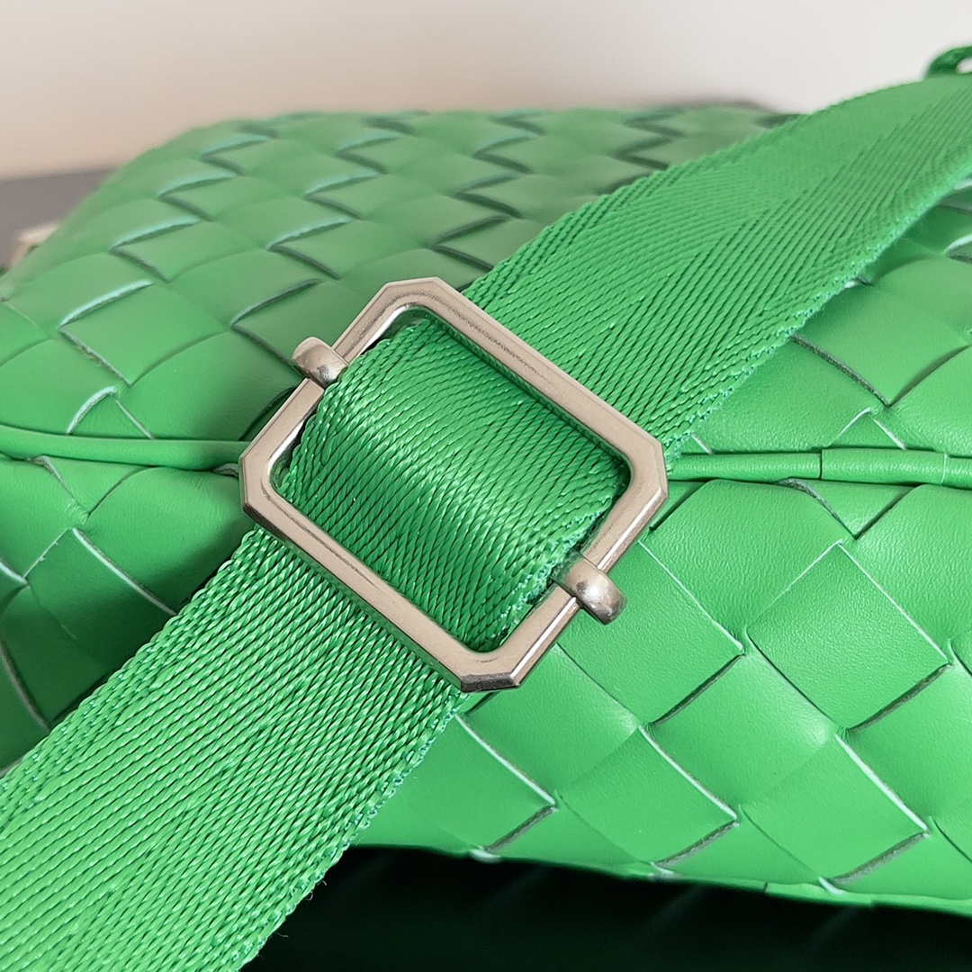 Bottega Veneta Men Small Classic Intrecciato Camera Bag Green