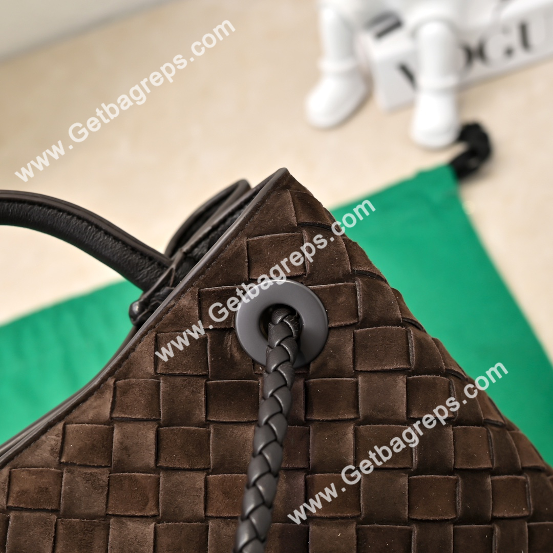 Bottega Veneta Small 25cm Andiamo Top handle bag in supple Intrecciato Deerskin Brown