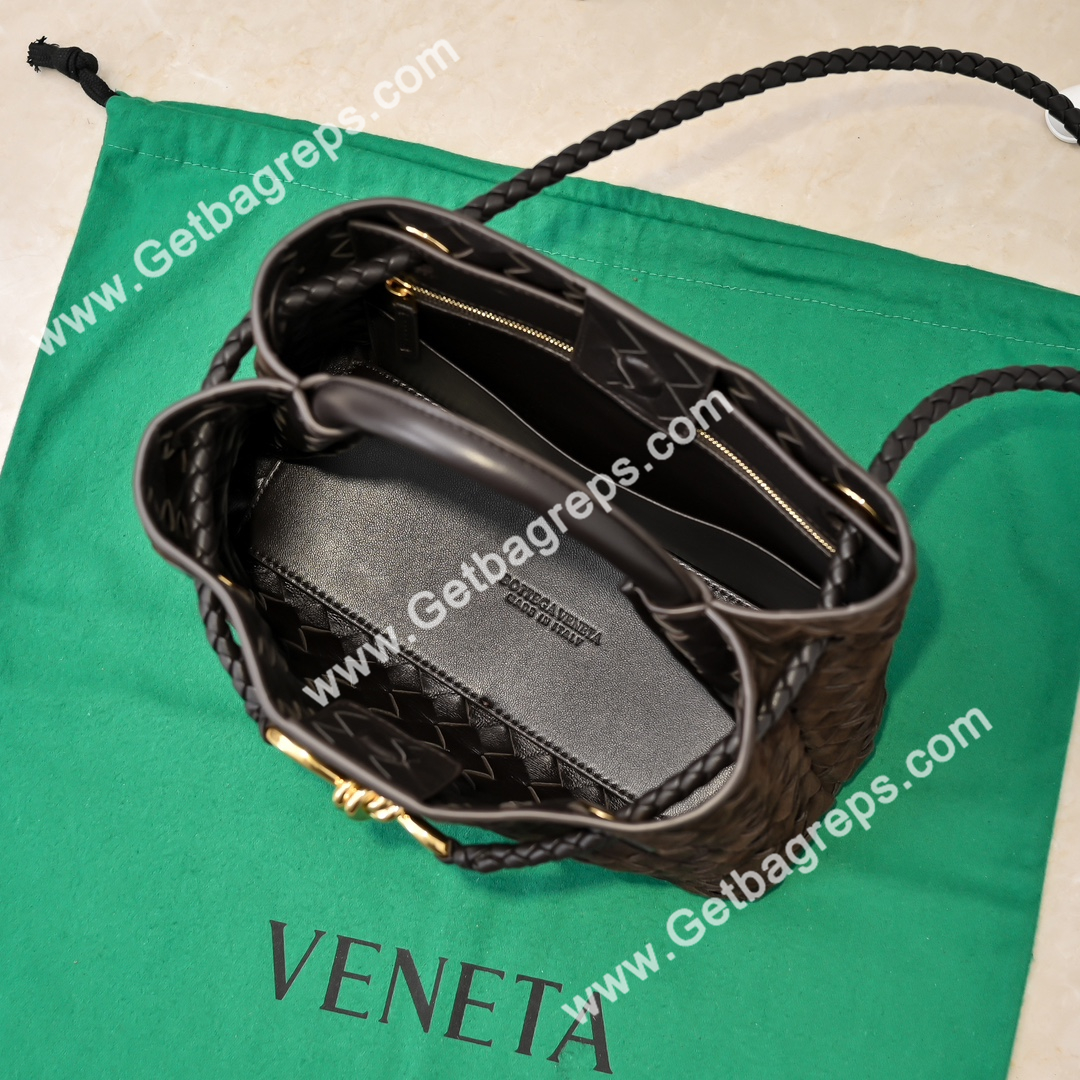 Bottega Veneta Small 25cm Andiamo Top handle bag in supple Intrecciato Deerskin Brown