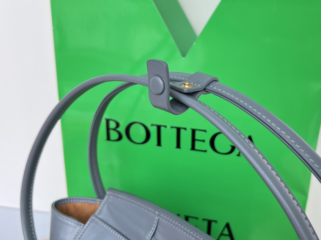 Bottega Veneta Small Arco Tote bag Oil Wax Peel Grey