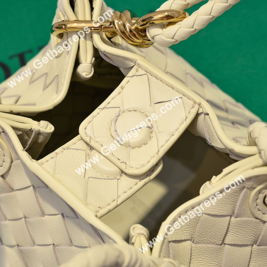 Bottega Veneta Small Parachute Shoulder bag in supple Intrecciato Leather Beige