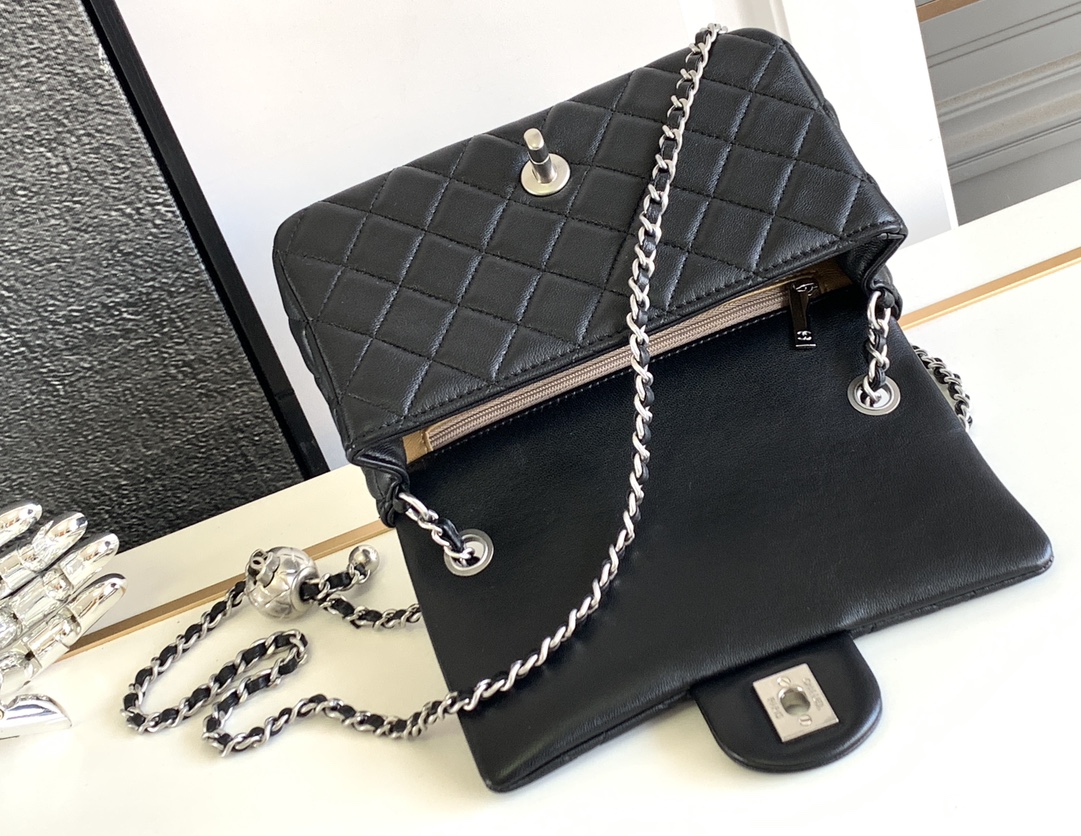 Chanel 2023 23k Classics Flap Bags 20cm