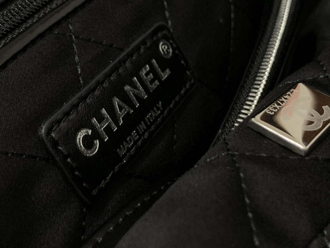 Chanel 22 Hanbag Black Calfskin With Black-Tone Metal Small Size 30cm