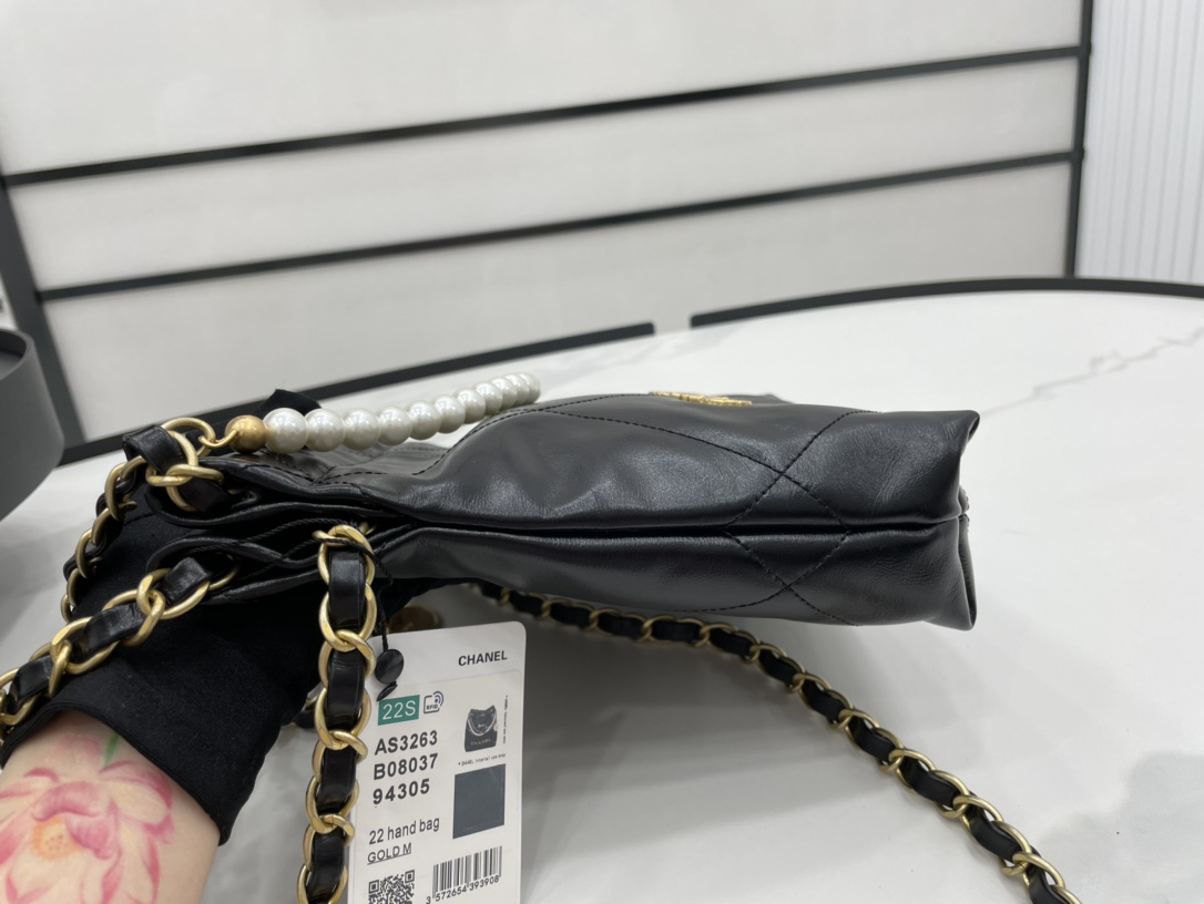 Chanel 22 Hanbag Black Calfskin With Black-Tone Metal With Pearl Shoulder Strap Mini Size 18cm