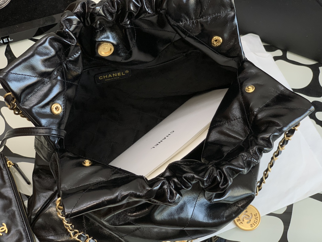 Chanel 22 Hanbag Black Calfskin With Gold-Tone Metal Medium 35cm