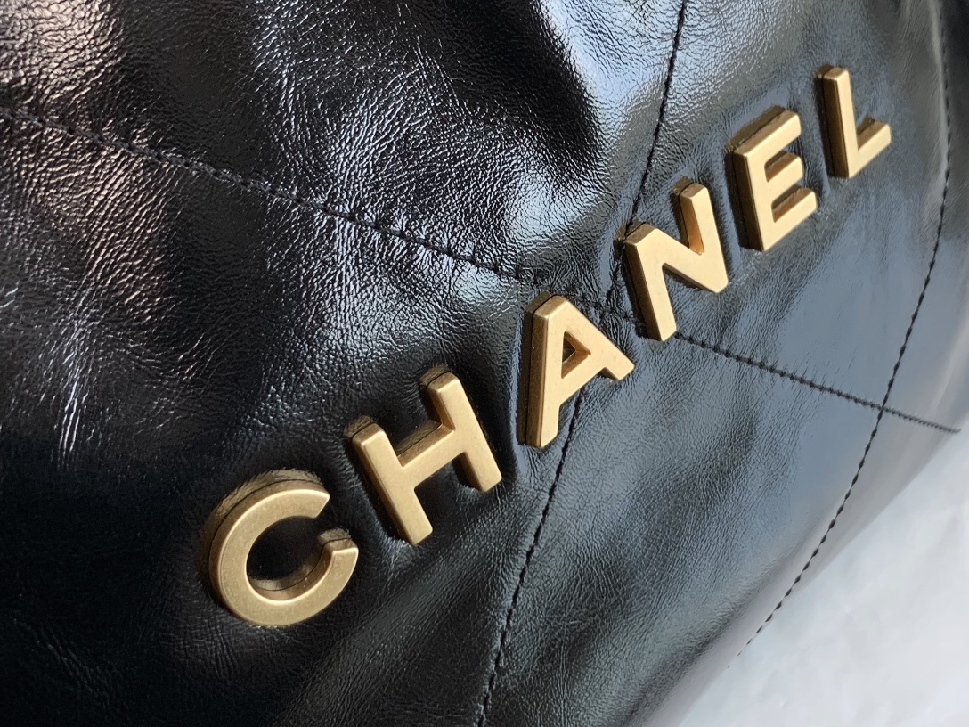 Chanel 22 Hanbag Black Calfskin With Gold-Tone Metal Medium 35cm