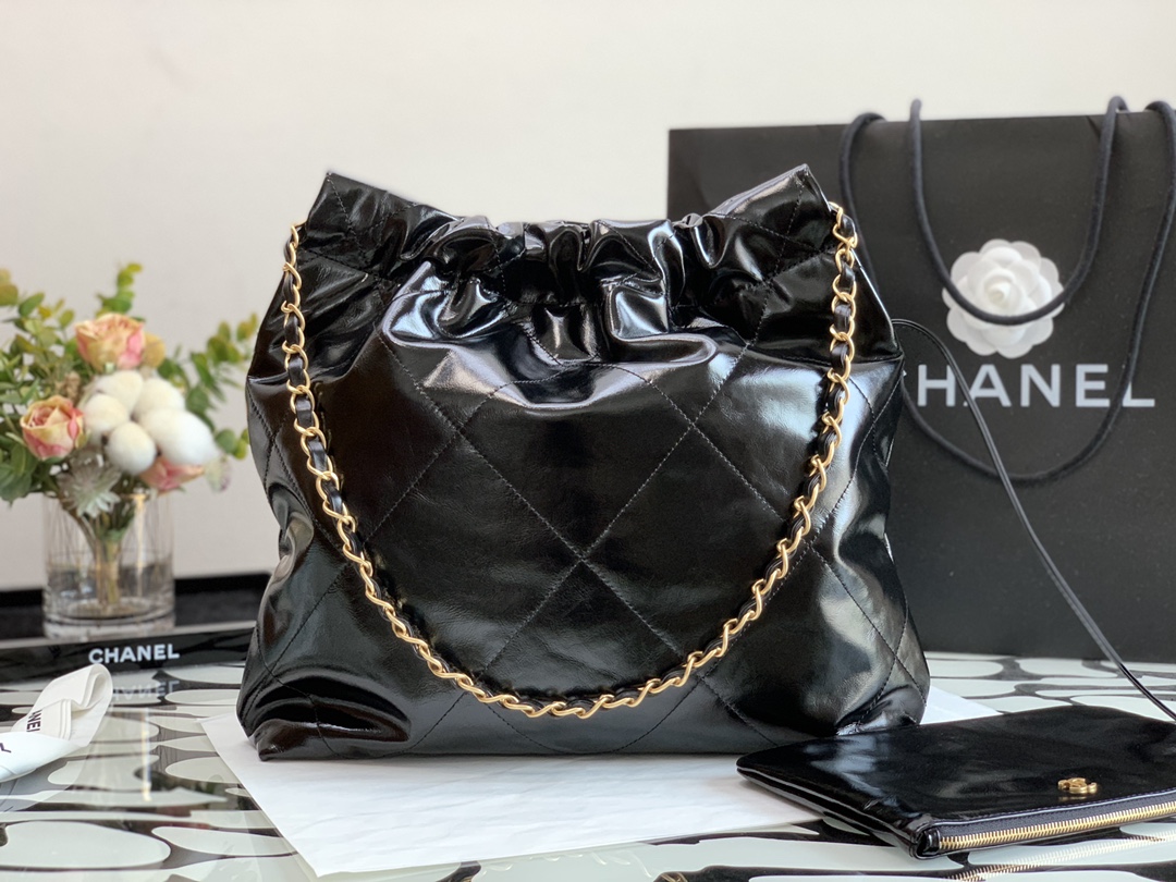 Chanel 22 Hanbag Black Calfskin With Gold-Tone Metal Small Size 30cm