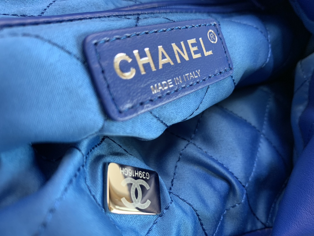 Chanel 22 Hanbag Blue Calfskin With Silver-Tone Metal Medium 35cm