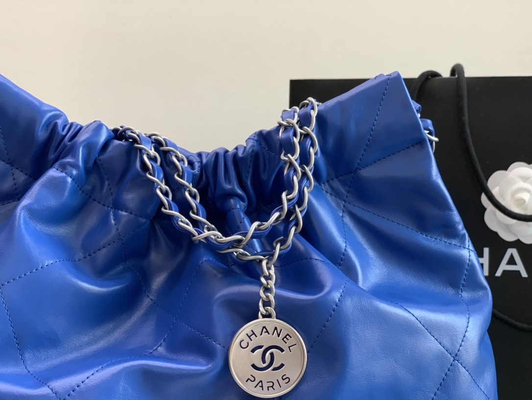 Chanel 22 Hanbag Blue Calfskin With Silver-Tone Metal Small Size 30cm