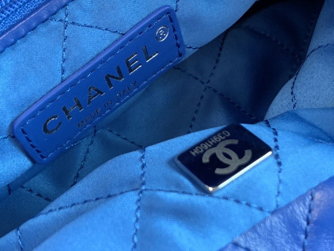 Chanel 22 Hanbag Blue Calfskin With Silver-Tone Metal Small Size 30cm