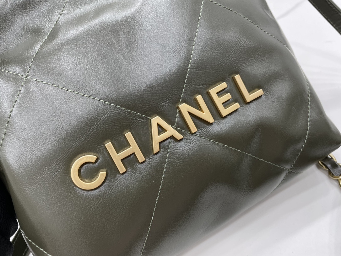 Chanel 22 Hanbag Dark Green Calfskin With Gold-Tone Metal Mini Size 18cm