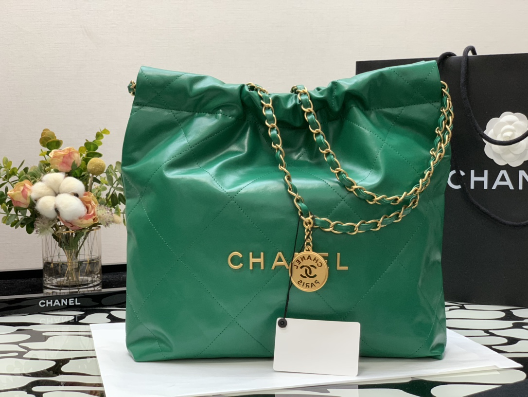 Chanel 22 Hanbag Green Calfskin With Gold-Tone Metal Medium 35cm